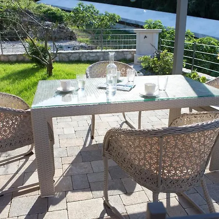 Kamena Kuca Hutovo Blato *