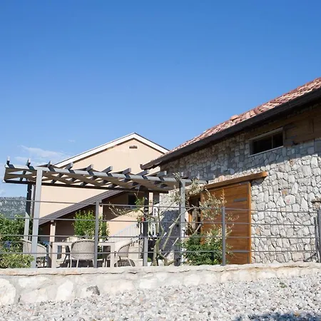 Kamena Kuca Hutovo Blato *